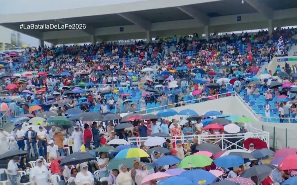 Multitud reunida bajo la lluvia en el Estadio Olímpico para el evento La Batalla de la Fe 2026.