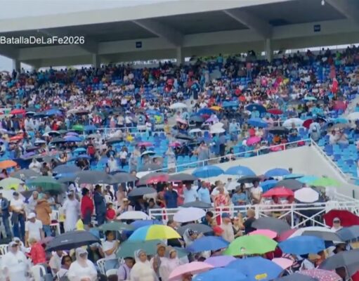 La Batalla de la Fe 2026: «El Día de Dios» marca un hito bajo la lluvia y con aforo histórico Multitud reunida bajo la lluvia en el Estadio Olímpico para el evento La Batalla de la Fe 2026.